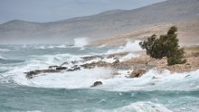 Bura turista na SUP-u odnijela od Karlobaga na Pag