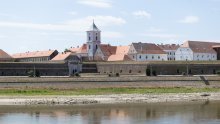 FOTO Drava kod Osijeka na rekordno niskoj razini otkriva ono što je inače skriveno