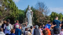 Nestaju tragovi divljaštva u Međugorju: Očišćen veliki kip Gospe