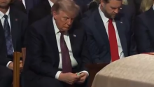 Trump na komemoraciji napravio neočekivan potez, ležerno je izvadio kutijicu, a onda je dodao J.D.-ju Vanceu