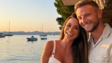 Zagrljeni uz more: Rakitić raznježio pratitelje posvetom supruzi Raquel