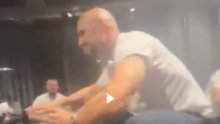 Pogledajte kako je Željko Sopić predvodio ludo slavlje: Popeo se na stol, a onda...