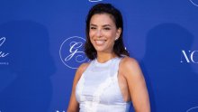 Eva Longoria vratila je sandale iz 90-ih i spojila ih s predivnom haljinom