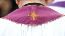 Novi razvoj skandala koji trese Crkvu: Suspendiran svećenik optužen za zlostavljanje