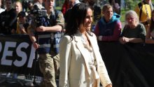 Meghan pokazala noge u stajlingu koji ruši sva pravila odijevanja na  dvoru