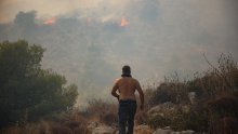 Požar izbio zapadno od Atene, vatra gura i druge dijelove Grčke