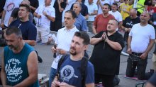 FOTO Svaki mjesec ista priča: Molitelji ponovno klečali na Trgu, stigli i protuprosvjednici