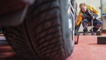 Viralni trik s kartonom uz kotače automobila širi se internetom: Evo djeluje li doista