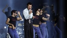 Nezgoda na koncertu Harryja Stylesa: Pjevač pao, ali brzom reakcijom oduševio publiku