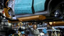 Teški dani zbog vodostaja Dunava: Dva proizvođača automobila obustavila proizvodnju