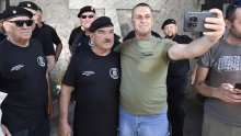 Još jedna obljetnica, još jedna sramota: Skejo uz poklič 'Za dom spremni' postrojio HOS-ovce u Kninu