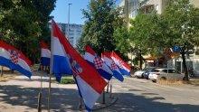FOTO Prizor iz Zagreba podijelio građane: Hrvatske zastave preplavile križanje, pljušte komentari