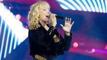 Lepa Brena još jednom pala na pozornici, njezina reakcija mnoge oduševila, pišu: 'Profesionalac do kraja'