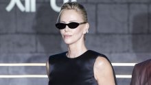 Charlize Theron zatvorila azijsku turneju 'Odiseje' u futurističkom modnom izdanju
