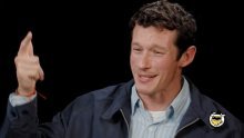Callum Turner na velikom testu: Preznojavao se pred kamerama i jedva preživio ljuta krilca: 'Usta mi gore'