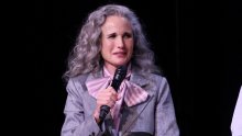 Andie MacDowell dokazala da stil nema godine: Srebrne kovrče i elegantno izdanje ukrali su pažnju