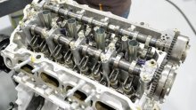 Automobil je bio star samo dvije godine, a motor je već završio za otpad: Kad ga je mehaničar otvorio, pronašao je nešto nevjerojatno