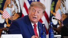 Fotografija Trumpa zbunila internet: Svi gledaju u ono što 'ne bi trebalo biti tamo'