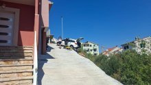 Drama u Podstrani: Automobil sletio s ceste i 'klackao' se nad provalijom