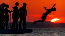 Kupači na plaži u Zadru skakali tijekom djelomične pomrčine Sunca, fotografije izgledaju filmski