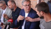 'Tražite da vadim pare iz ćupa': Vučić poveo novinare u Bunar na jaja, mezu, rakiju i vino