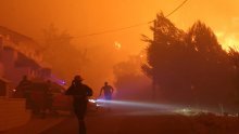 Pogledajte kako vatrogasci spašavaju kuće