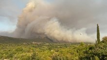 Vatrogasci o dalmatinskim požarima: Kod Rogoznice nema širenja, ali na Pelješcu vjetar stvara probleme