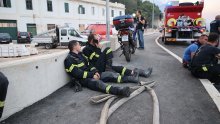 Bez sna i predaha: Iscrpljeni vatrogasci nakon cijele noći borbe pronašli trenutak za odmor