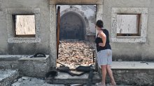Požar na Pelješcu: Izgorjela crkva u Potomju, velika gužva u trajektnoj luci