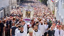 FOTO Na tisuće vjernika stiglo u Sinj na procesiju povodom Velike Gospe, pogledajte prizore