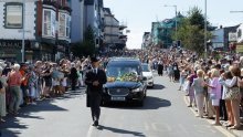 Tisuće ispratile legendarnu Bonnie Tyler u rodnom Walesu: Ulice Mumblesa bile su pune emocija