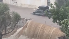 VIDEO Dramatične scene u Grčkoj: Bujice blokirale vozače, žena ozlijeđena nakon udara groma