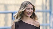 Valentina Miletić pozirala pred ogledalom i pokazala zavidnu figuru u 'vatrenoj' haljini