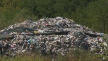 1500 tona otpada usred sela: Tvrtka ugašena, a mještani žive sa smradom, žoharima i čagljevima