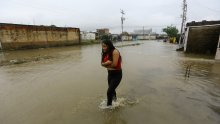 Smrtonosne poplave u Caracasu: Bujica odnijela dvije tinejdžerice, poginula i 49-godišnja žena
