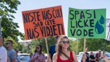 Građani u Gospiću dočekali političare povicima 'Izdaja!' i 'Eko mafija!', Milinović bacio dokumente u smeće