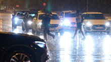 Nevrijeme stiglo do Hrvatske: Kiša pada u Zagrebu, na A1 vozači zbog jakog pljuska morali stati u zaustavnu traku