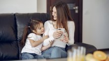 Roditelji, ostavite mobitel: Vaše skrolanje moglo bi djeci štetiti više nego njihov vlastiti ekran