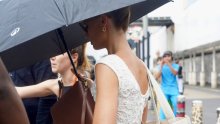 Margot Robbie ukrala pažnju na setu: U bijeloj haljini izgleda kao da je ispala iz 60-ih