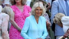 Ovakvu je rijetko viđamo: Kraljica Camilla uskočila je u traperice i hit jesensku jaknu