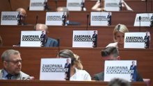 FOTO Pogledajte s kakvim se transparentima lijeva oporba pojavila u Saboru
