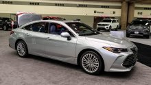 Toyota je počela sama trubiti preko svake rupe. Mehaničar ju je podigao i ostao zbunjen