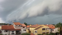 Nevrijeme stiglo u Hrvatsku: Snimljen shelf oblak, vjetar nosio krovove