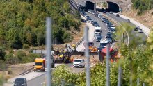 VIDEO Sad je jasno zašto je kaos na A1 trajao satima: Pogledajte što je ispalo iz prevrnutog kamiona