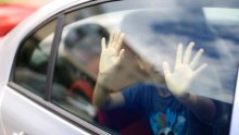 Na Toyoti se pojavilo jedno upozorenje. Zgrabila je desetomjesečnu bebu i pobjegla iz auta