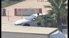 Nevjerojatna scena na splitskom Žnjanu: Parkirao usred kružnog toka i blokirao promet. Otišao u obližnju trgovinu
