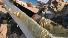 Mrtvački sanduk izazvao šok na paškoj plaži: 'Jedina besplatna ležaljka'