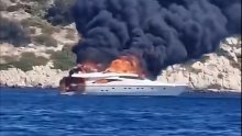 VIDEO Vatrogasci na dva fronta: Kod Hvara buknuo požar, kod Čiova gori brod
