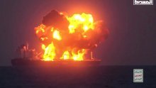Naftni tanker u Omanu pogođen neidentificiranim projektilom: Onesposobljen je