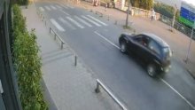 Snimljen trenutak tragedije: Automobil udario majku s dvoje djece, djevojčica preminula
